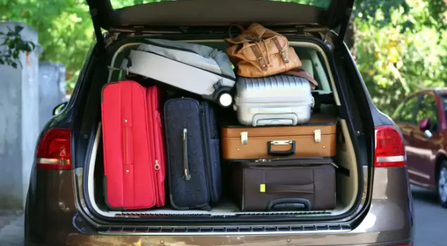 Ilustrasi mobil dengan muatan berlebih atau overload saat mudik. (Foto: Canva/pixelshot)