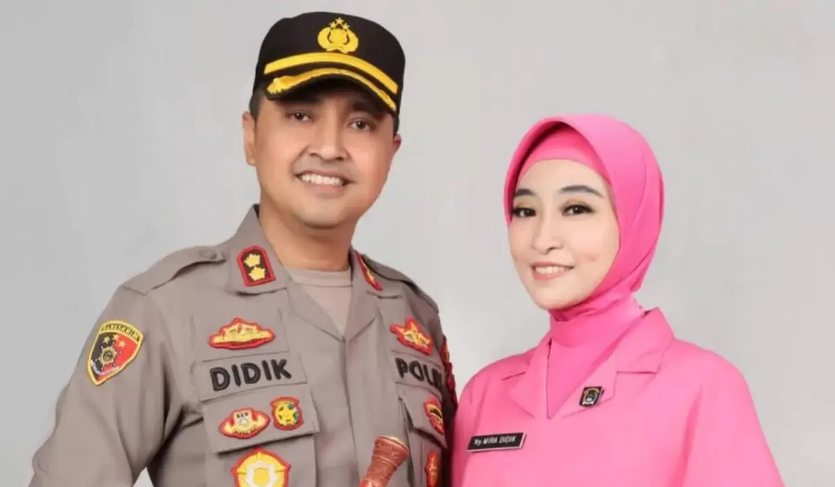 Eks Kapolres Bima Kota AKBP Didik Putra Koncoro bersama istrinya, Miranti Afriana. Foto: Istimewa