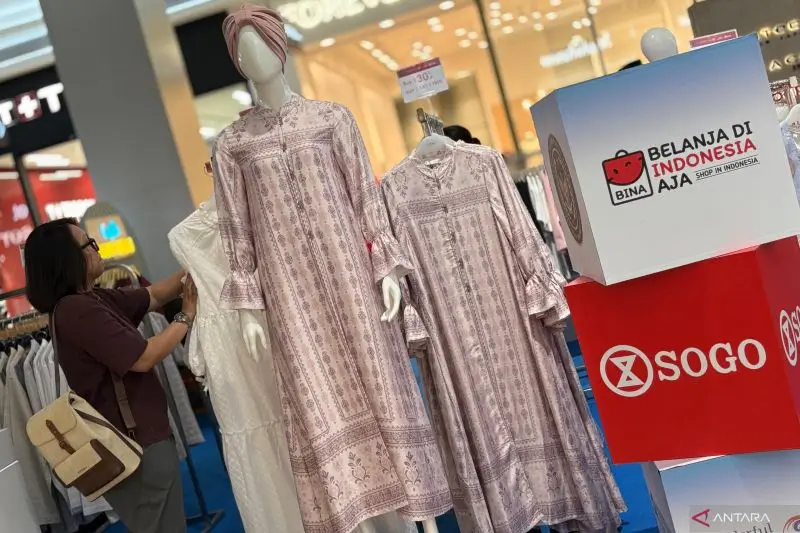 Produk busana muslim yang ditampilkan salah satu stan dalam pameran Belanja Di Indonesia Aja (BINA) di Mal Kota Kasablanka, Jakarta (Foto: ANTARA/Hreeloita Dharma Shanti)