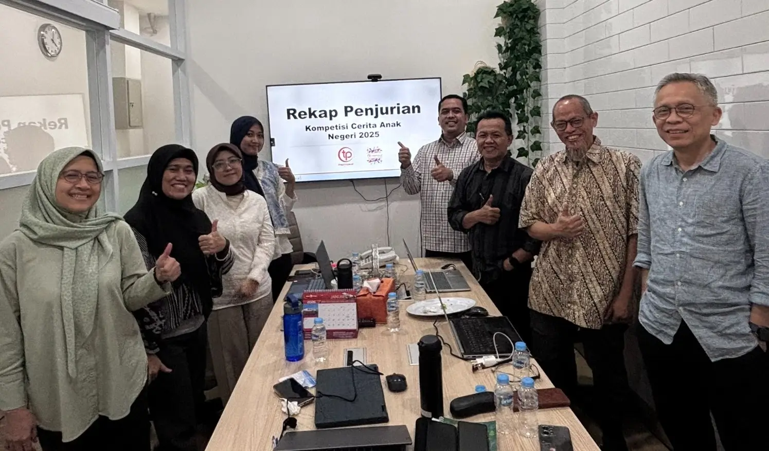 Para dewan juri dan panitia berfoto bersama setelah Rapat Pleno Penjurian Kompetisi Cerita Anak Negeri 2025 (Foto: dok.ThePhrase.id)