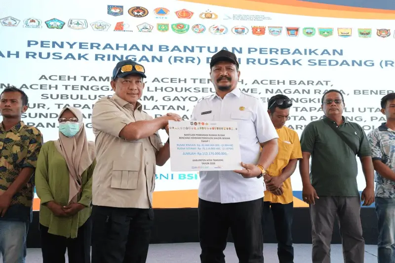 Foto: Kasatgas Percepatan Rehabilitasi dan Rekonstruksi (PRR) Pascabencana Sumatera Muhammad Tito Karnavian menghadiri penyerahan bantuan perbaikan rumah rusak ringan (dok. Kemendagri)