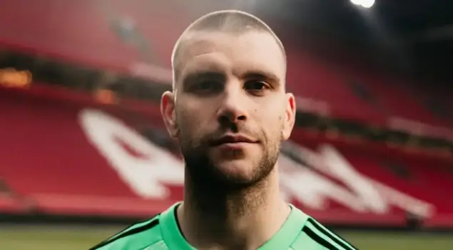 Debut Maarten Paes bersama Ajax Amsterdam di Eredivisie musim 2025-2026 berakhir dengan torehan tujuh penyelamatan. Foto Instagram Ajax Amsterdam.