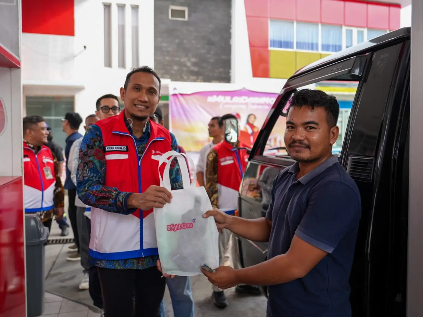 Bagi yang Magrib di Perjalanan Pertamina Bagikan Takjil Gratis di SPBU