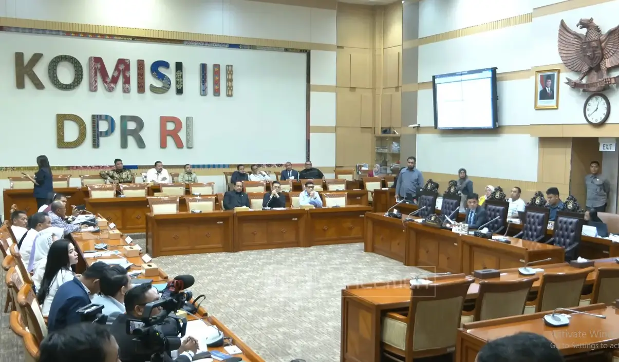 Komisi III DPR RI menggelar Rapat Dengar Pendapat Umum (RDPU) dengan keluarga ABK Batam, Fandi Ramadhan beserta Kuasa Hukum Hotman Paris di Gedung Parlemen Senayan, Jakarta pada Kamis (26/02/26). (Foto: Tangkapan layar YouTube/TVR Parlemen)