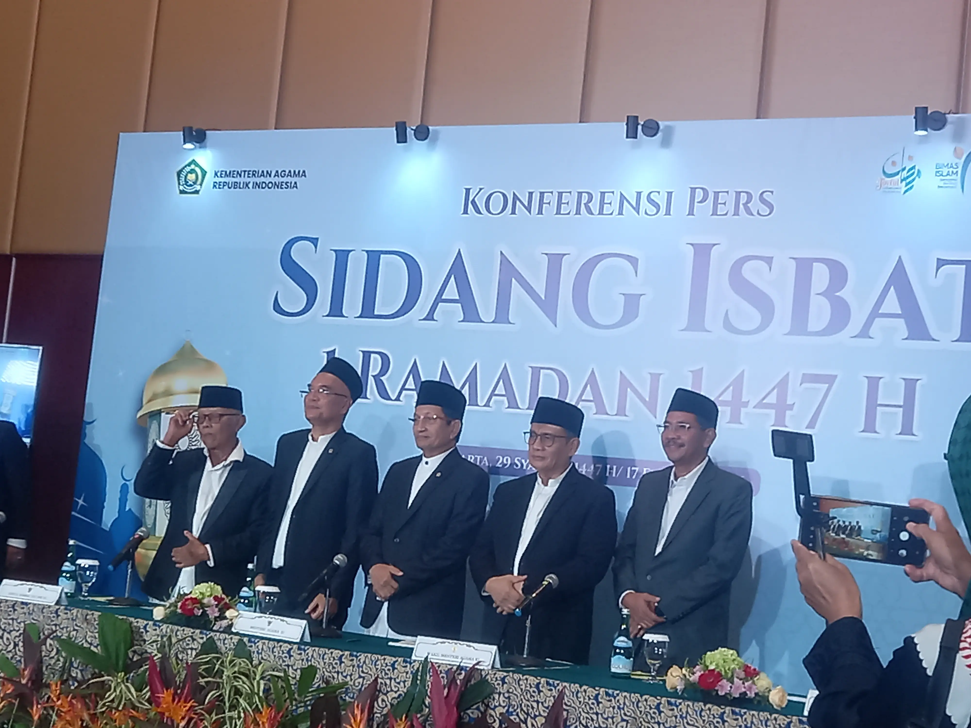 Menteri Agama Nasaruddin Umar (tengah) saat konferensi pers hasil sidang isbat penentuan hilal 1 Ramadhan di Hotel Borobudur, Jakarta, Selasa (17/2). Foro: ThePhrase.id/M. Hafid