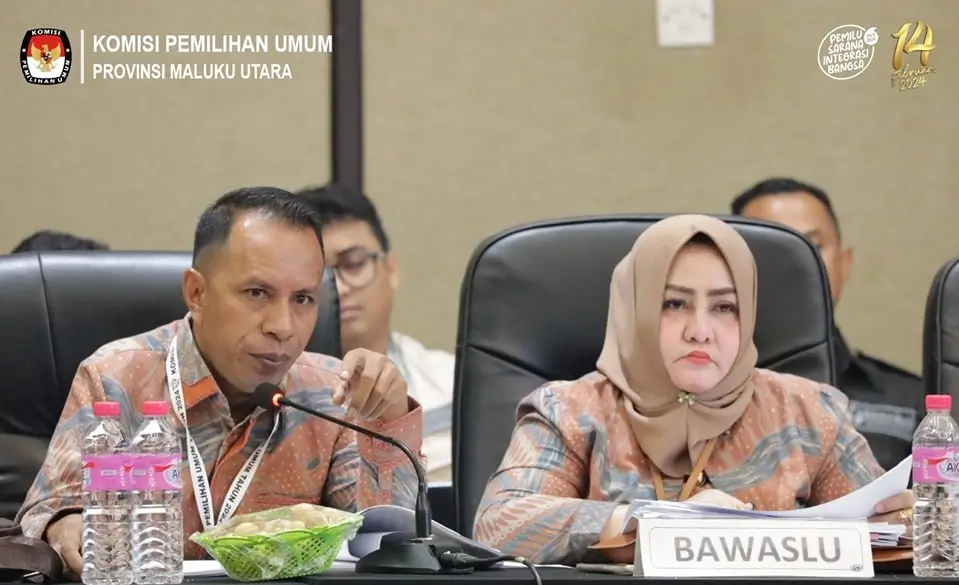 Anggota Bawaslu Malut, Sumitro Muhamadia dan Ketua Bawaslu Malut, Masita Nawawi Gani saat hadiri rapat pleno rekapitulasi perolehan suara Pemilu 2024 tingkat Provinsi di Kota Ternate, Maluku Utara pada Minggu (10/3/24). (Foto: Instagram/kpu_malut)