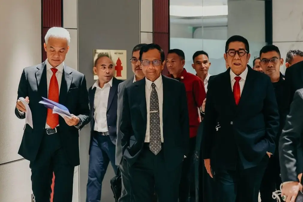 Pasangan capres-cawapres nomor urut 3 Ganjar Pranowo (kiri) dan Mahfud MD (tengah) bersama TPN Ganjar-Mahfud ajukan gugatan PHPU Pilpres 2024 di MK, Jakarta, Rabu (27/3/24). (Foto: Instagram/ganjar_pranowo)