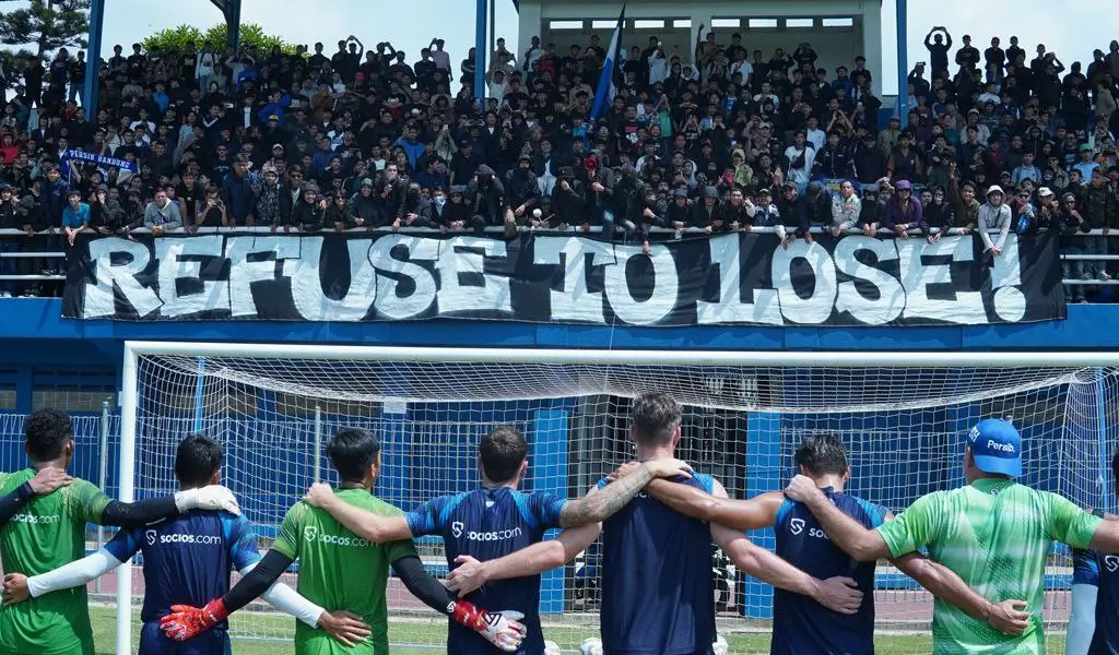 Jelang Persib Vs Persija  Bobotoh dan The Jakmania Bakar Semangat di Latihan