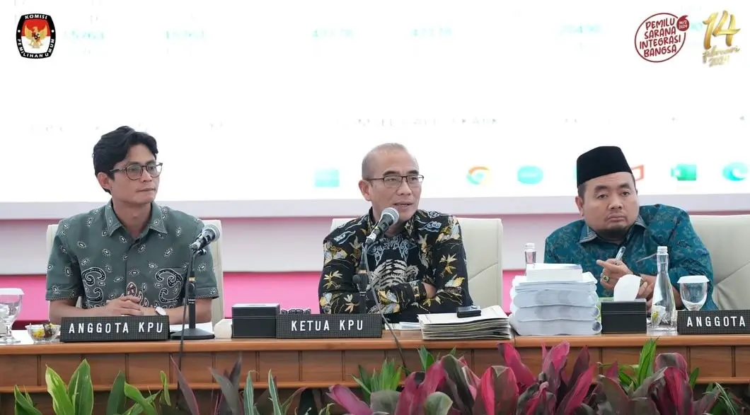 Ketua KPU RI Hasyim Asy’ari (tengah) bersama Anggota KPU RI August Mellaz (kiri) dan Mochammad Afifuddin (kanan). (Foto: Instagram/kpu_ri)