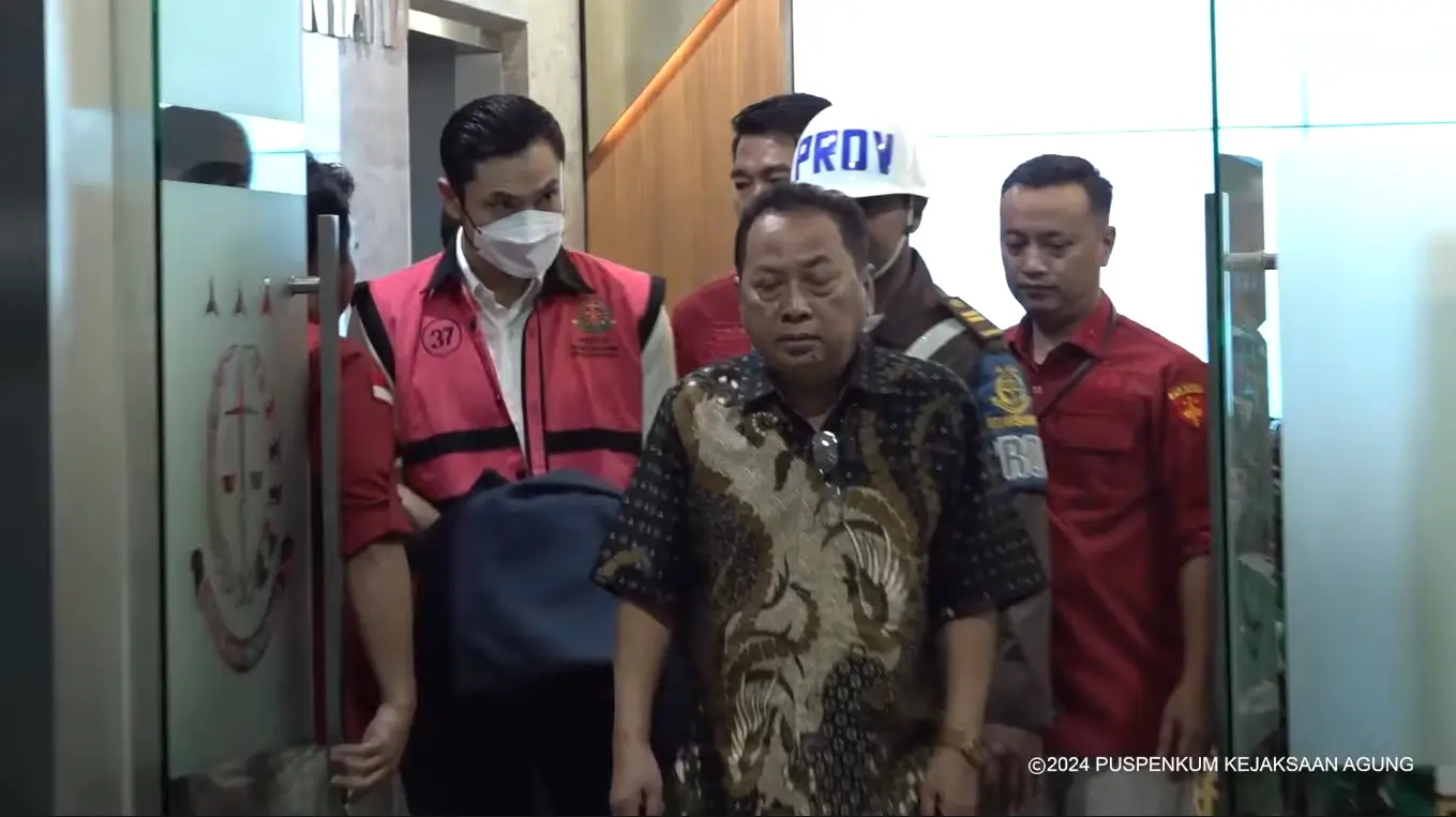 Harvey Moeis, suami Sandra Dewi usai ditetapkan sebagai tersangka dugaan korupsi timah, Rabu (27/3). (Foto: tangkapan layar YouTube/KEJAKSAAN RI)