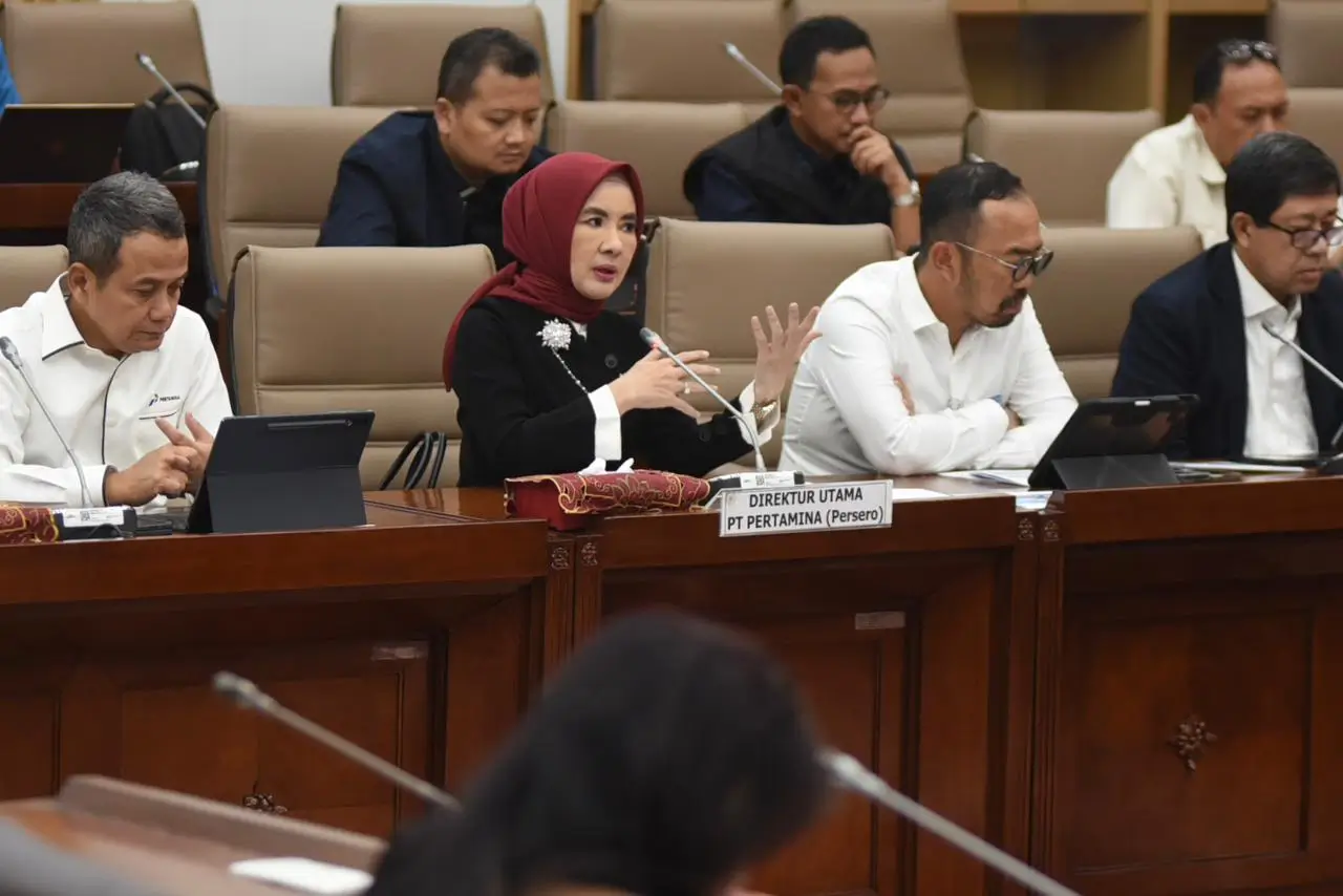 Direktur Utama Pertamina Nicke Widyawati bersama Wakil Dirut Pertamina Wiko Migantoro dan Jajaran Direksi Subholding menyampaikan kesiapan Pertamina melalui satgas RAFI 2024 saat kegiatan Rapat Dengar Pendapat Komisi VI yang diselenggarakan Gedung Nusantara 1, DPR, Jakarta pada Kamis (28/3/2024). (Foto: Dok. Pertamina)