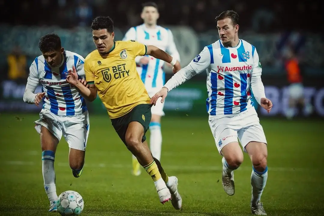 Ragnar Oratmangoen (jersey kuning) terancam gagal membela Timnas Indonesia melawan Timnas Vietnam karena belum mengantongi paspor Indonesia. Foto Instagram Ragnar Oratmangoen. (Dok. Istimewa)