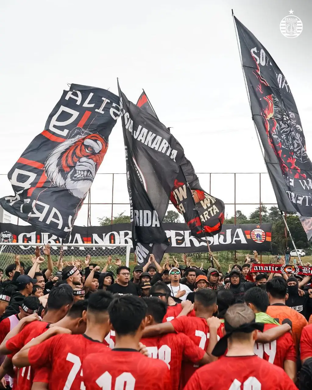 The Jakmania memberikan dukungan kepada Persija Jakarta yang akan melawan Persib Bandung. Foto: Instagram Persija Jakarta.