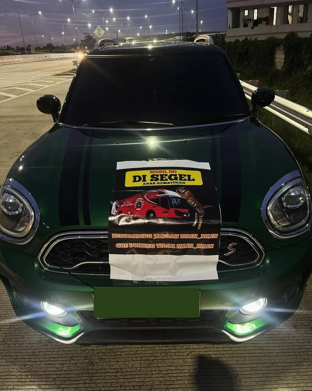 Mobil Andritany Ardhiyasa disegel oleh suporter Persija Jakarta. Foto: Istimewa