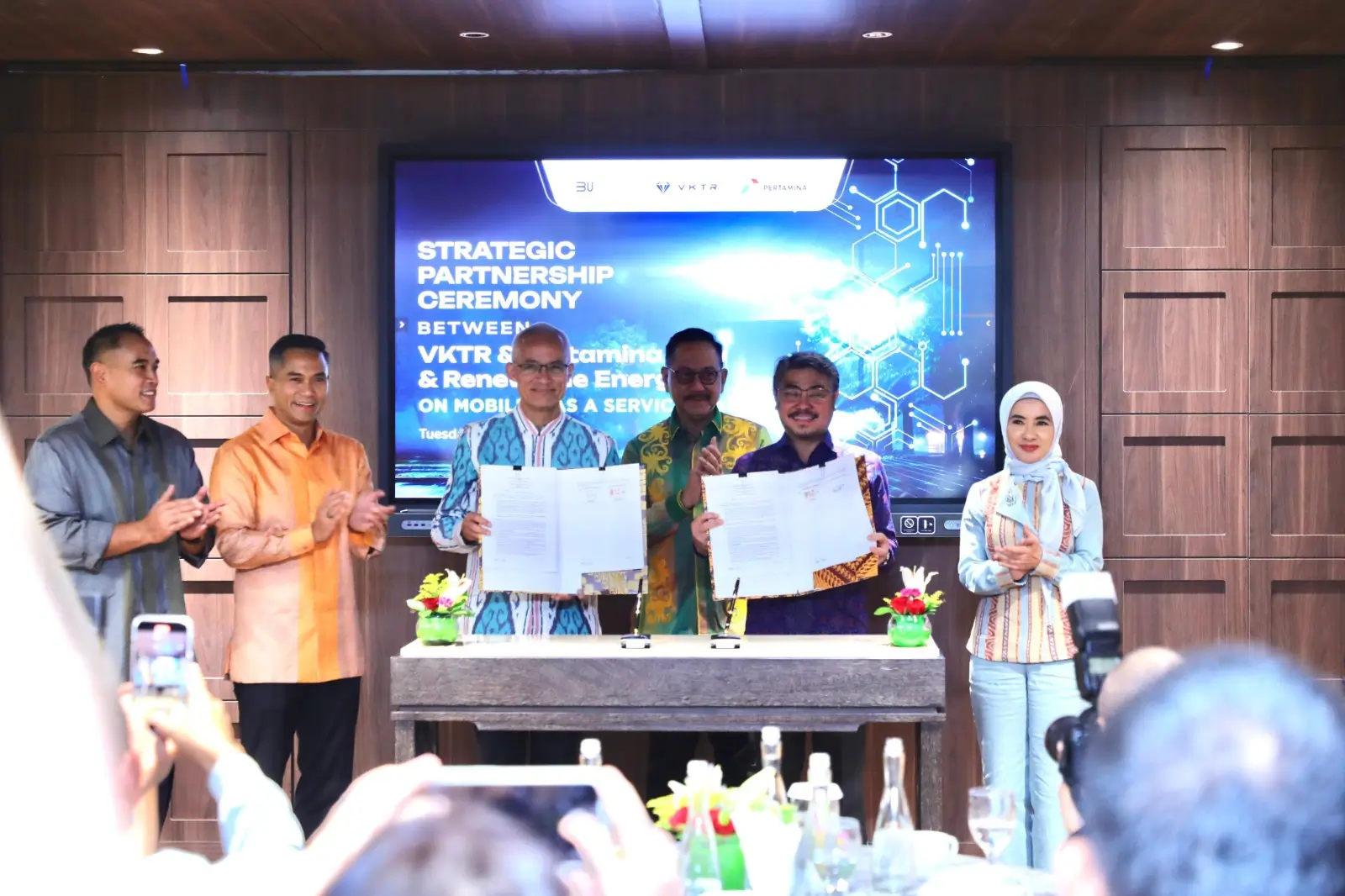 Direktur Utama Pertamina New Renewable Energy (PNRE), John Eusebius Iwan Anis dan CEO VKTR, Gilarsi W. Setijono menyepakati kerjasama percepatan mobilitas berkelanjutan di Jakarta, Selasa, (26/03/2024). Dok. Pertamina