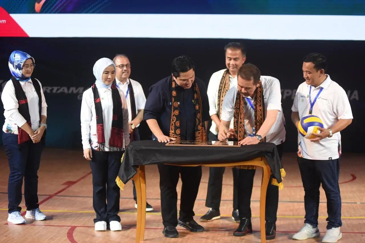Menteri BUMN Erick Tohir bersama Jaksa Agung ST Burhanuddin melakukan penandatanganan prasasti saat peresmian pembangunan Gelanggang Generasi Muda (GGM) Pertamina di Majalengka, Jawa Barat pada Jumat (8/3/2024). (Foto: Dok, Pertamina)