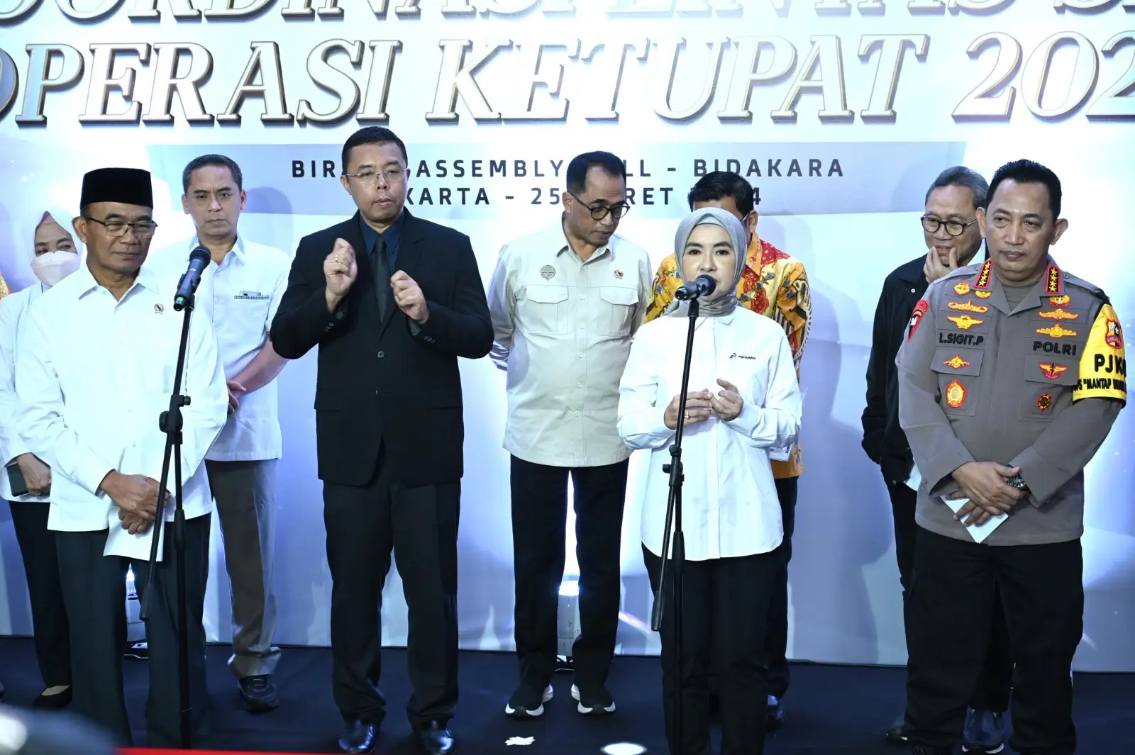 Menteri Koordinator Bidang Pembangunan Manusia dan Kebudayaan (Menko PMK) Muhadjir Effendy bersama Kapolri Jenderal Listyo Sigit Prabowo serta Pejabat terkait saat menyampaikan keterangan pers setelah Rapat Koordinasi Lintas Sektoral Operasi Ketupat 2024 di Birawa Assembly Hall, Bidakara, Jakarta. Senin (25/03/2024). (Foto: Dok. Pertamina)