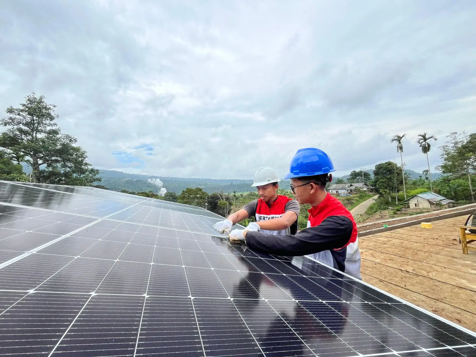 Pertamina menjalankan program inisiatif perubahan iklim seperti dekarbonisasi dan transisi energi melalui pengembangan bisnis baru, pengembangan energi baru dan terbarukan (EBT). (Foto: Dok. Pertamina)
