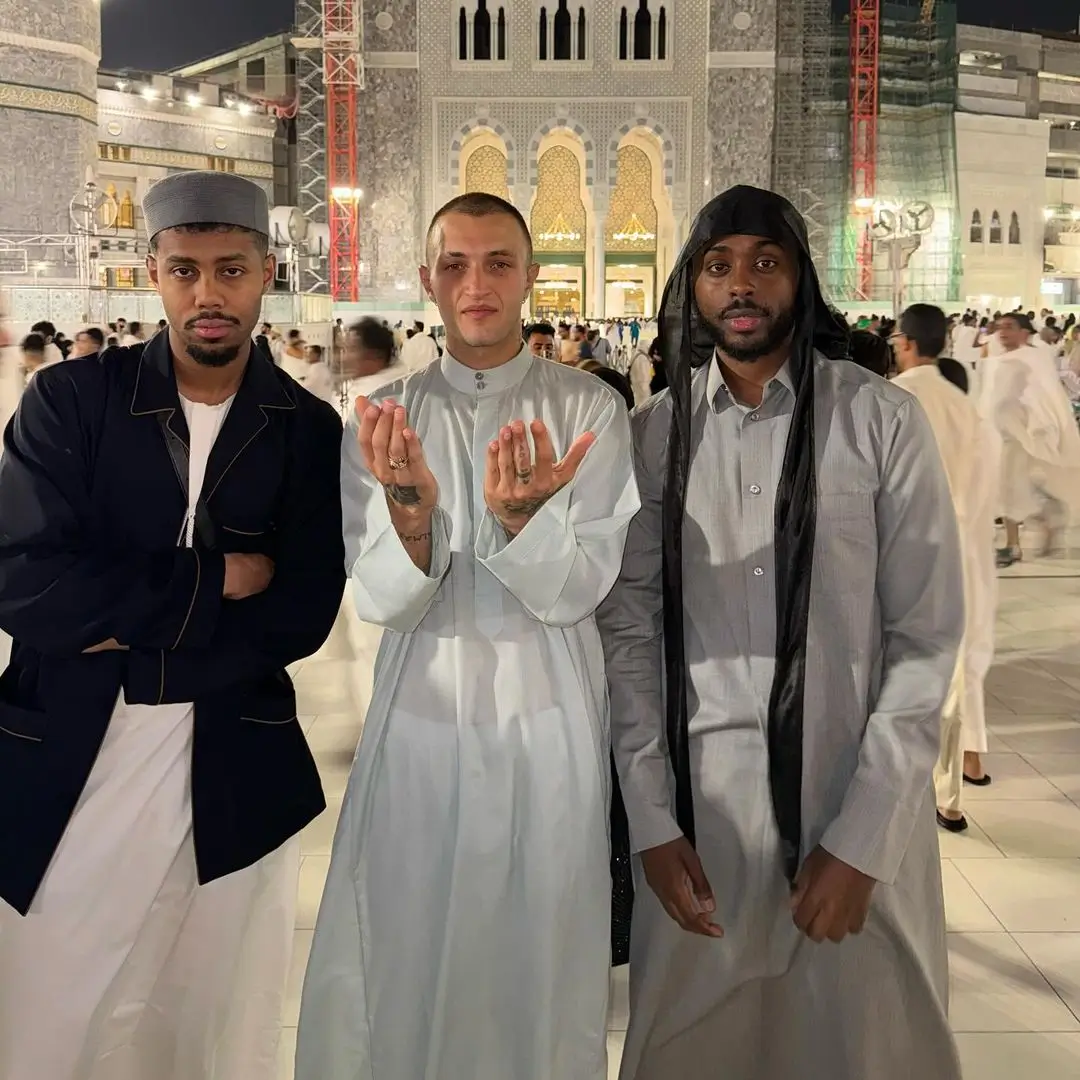 Anwar Hadid membagikan beberapa foto di Tanah Suci pada Bulan Ramadan. (Foto: Instagram/anwarhadid)