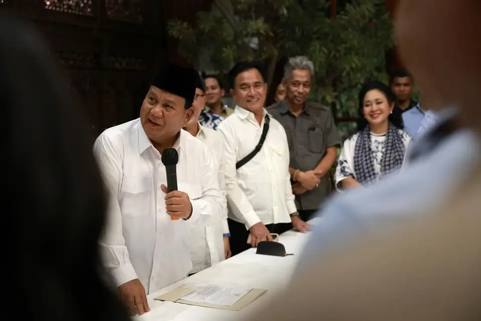Calon Presiden RI Prabowo Subianto menyampaikan sambutannya usai resmi terpilih sebagai Presiden RI periode 2024-2029 di kediamannya, kawasan Kertanegara, Jakarta Selatan, Rabu (20/3/24). (Foto: Instagram/prabowo)