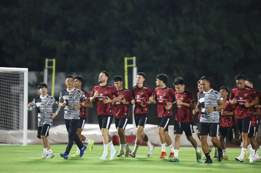Timnas Indonesia sedang berlatih dengan jersey latihan baru buatan Erspo. Foto PSSI.