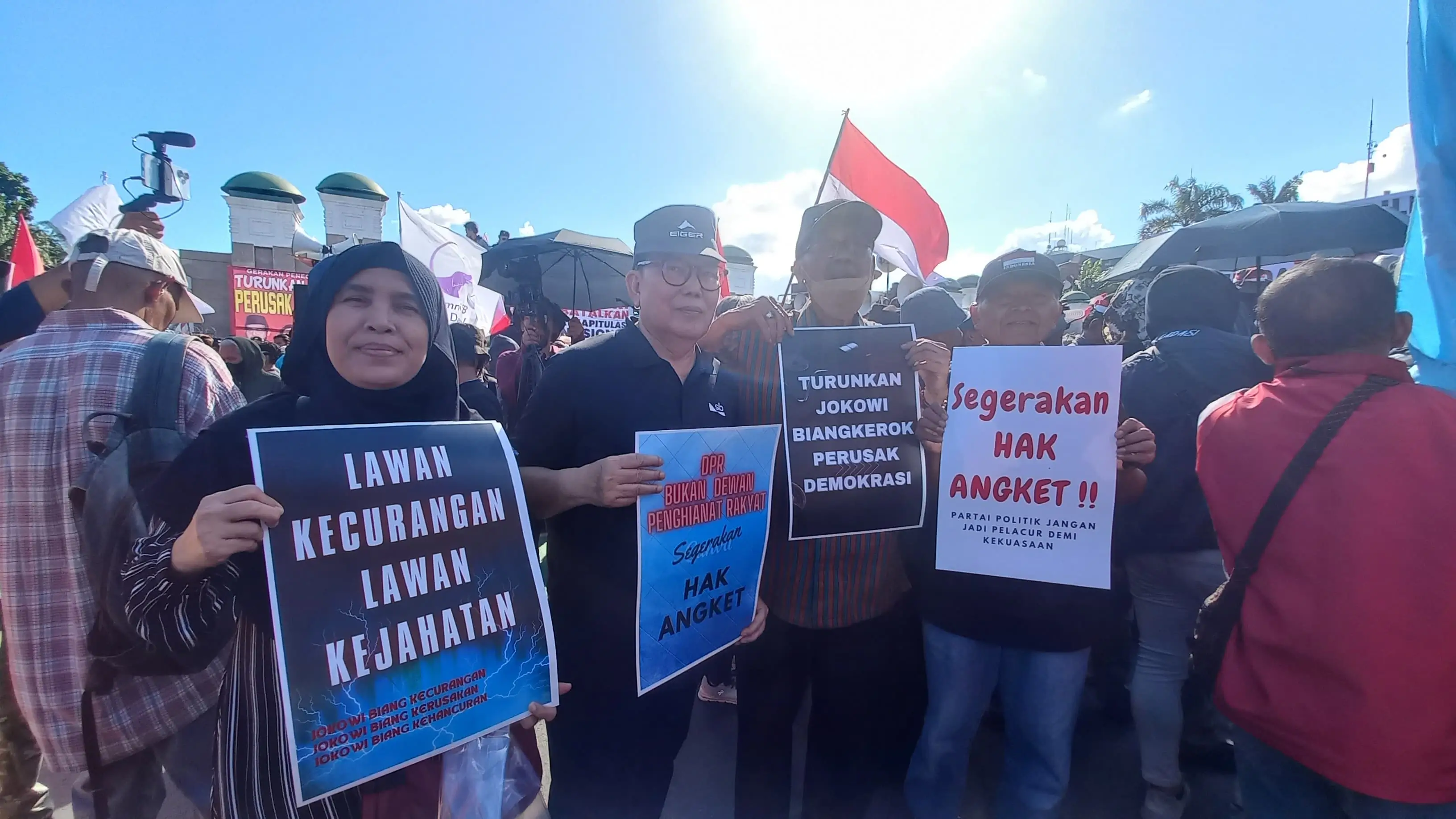 Aksi demonstrasi desak DPR gunakan hak angket tolak pemilu curang di depan Gedung DPR/MPR RI, Jakarta, Selasa (18/3/24). (Foto: ThePhrase.id/Rangga Bijak Aditya)