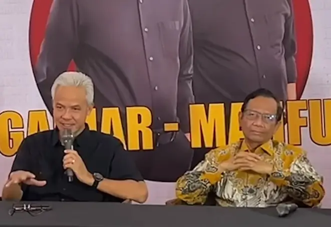 Pasangan capres-cawapres nomor urut 3 Ganjar Pranowo-Mahfud MD menyampaikan keterangan pers di kawasan Gondangdia, Jakarta, Kamis (21/3/24). (Foto: Instagram/ganjar_pranowo)
