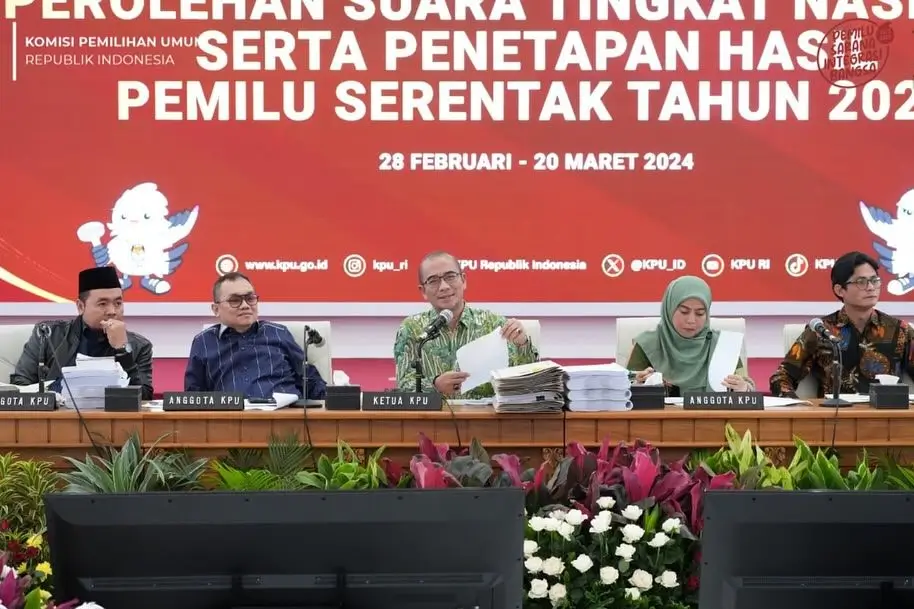 Ketua KPU RI, Hasyim Asy’ari (tengah) beserta jajaran lakukan rekapitulasi penghitungan suara Pilpres 2024 Kantor KPU RI, Jakarta. (Foto: Instagram/kpu_ri)