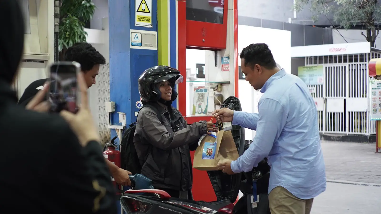 Tepat di Hari ke 17 Ramadhan  Pertamina Patra Niaga Jawa Bagian Tengah Bagikan ribuan paket Takjil di 9 Titik