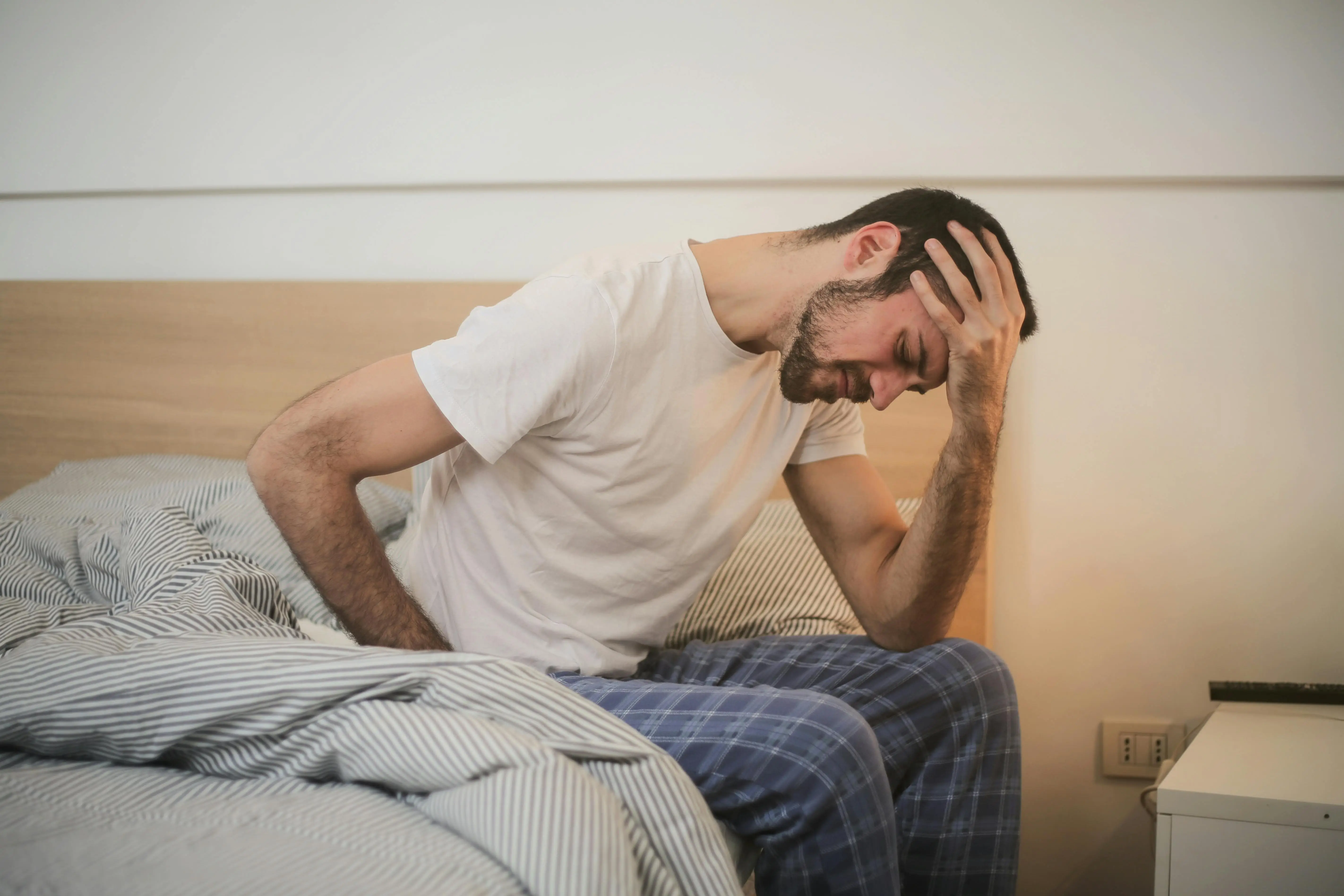 Ilustrasi perut terasa sakit pada bulan puasa karena penyakit lambung seperti maag, asam lambung, dan refluks gastroesofageal (GERD). (Foto: Pexels/Andrea Piacquadio)