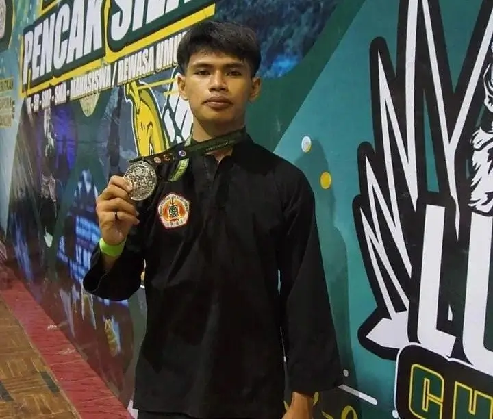 Muhammad, Mahasiswa Fakultas Hukum (FH) Universitas Airlangga (FH), memakai medali perak juara 2 pada Kejuaraan Nasional (Kejurnas) Lumajang Championship. (Foto: unair.ac.id)