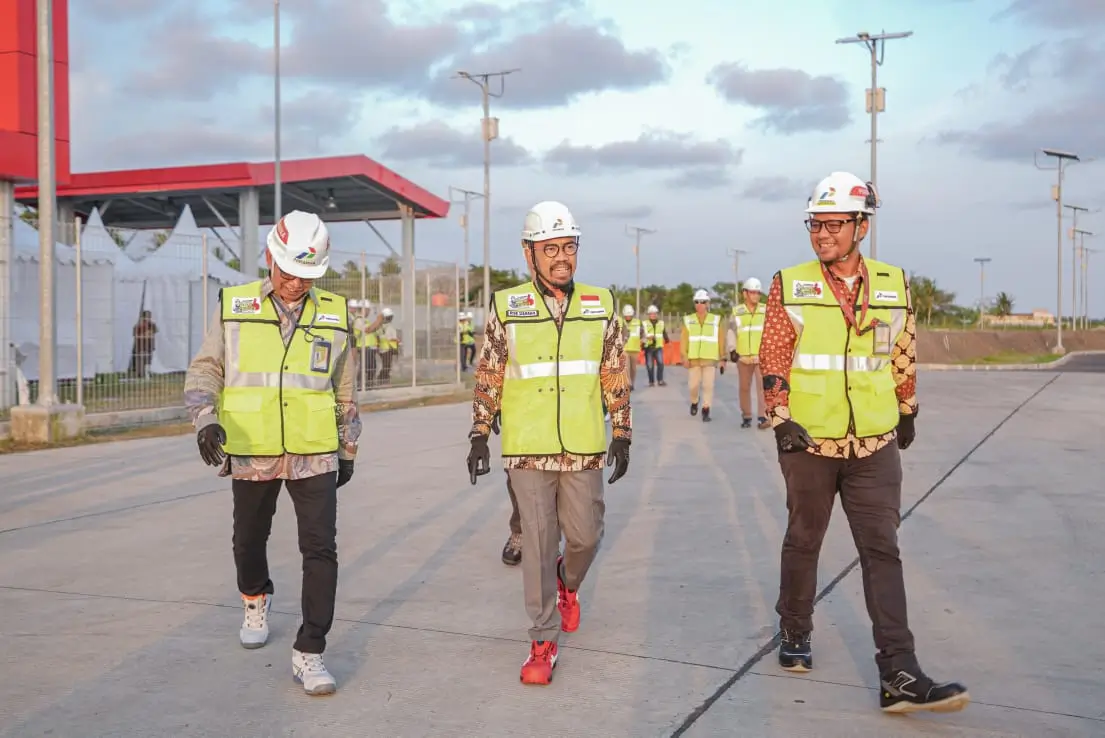 Direktur Utama Pertamina Patra Niaga, Riva Siahaan beserta jajaran manajemen, saat meninjau fasilitas baru yaitu hydrant fuel system di Aviation Fuel Terminal Yogyakarta International Airport (YIA) pada Jumat (22/3). (Foto: Dok. PPN)