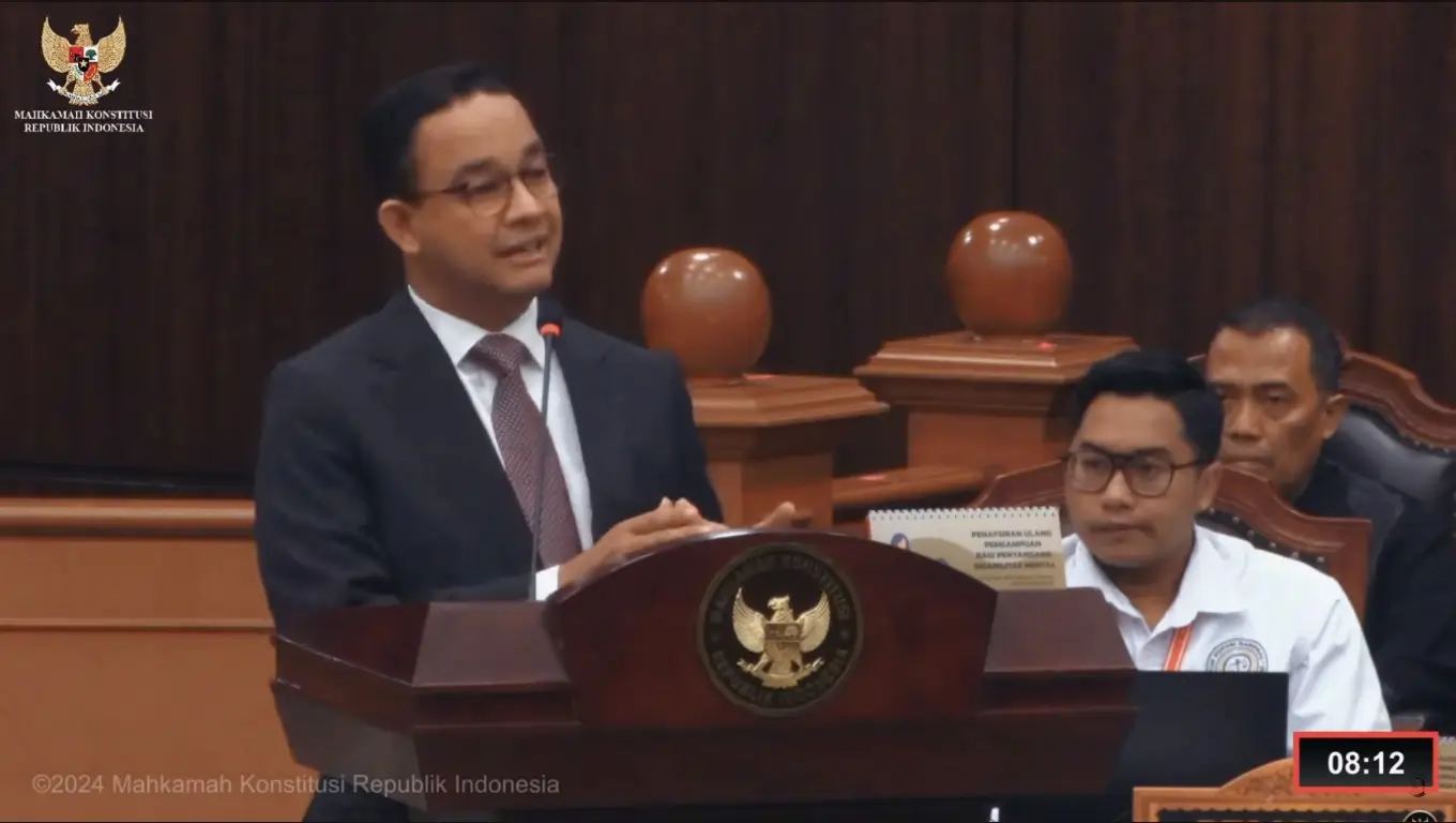 Calon presiden nomor urut 1 Anies Baswedan saat menyampaikan pidatonya dalam sidang pemeriksaan pendahuluan PHPU Pilpres di Gedung Mahkamah Konstitusi, Rabu (27/3/2). (Foto: Tangkapan layar YouTube/Mahkamah Konstitusi RI)