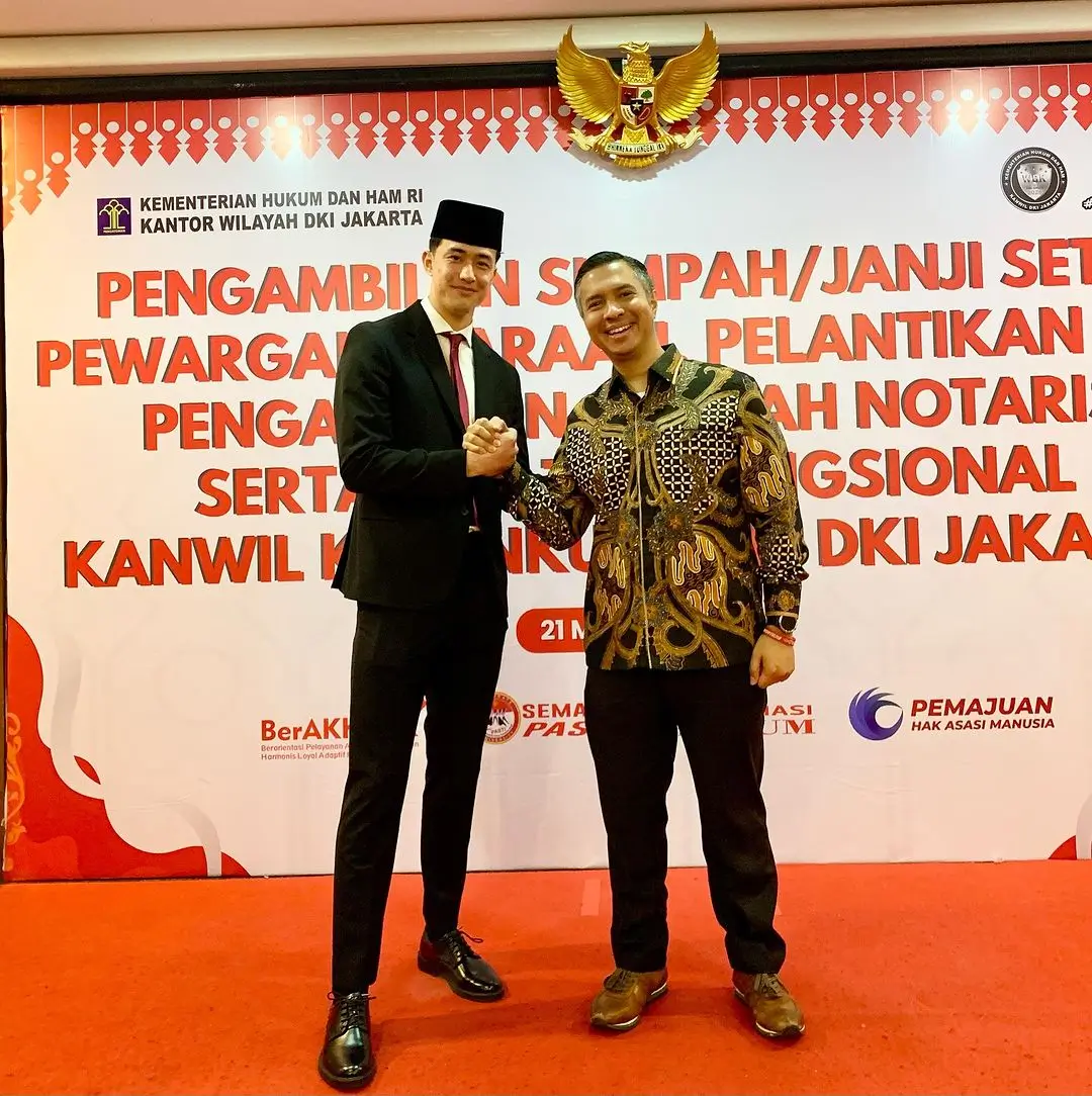 Cyrus Margono ketika menjadi WNI bersama Tenaga Ahli Menpora Bidang Diaspora dan Kepemudaan, Hamdan Hamedan. Foto: Instagram Hamdan Hamedan.