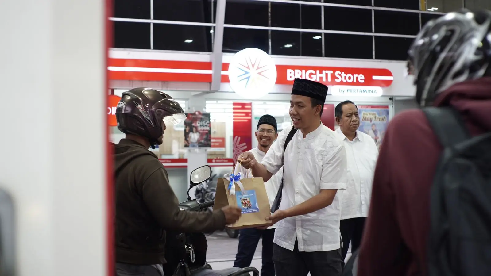 Tepat di Hari ke 17 Ramadhan  Pertamina Patra Niaga Jawa Bagian Tengah Bagikan ribuan paket Takjil di 9 Titik