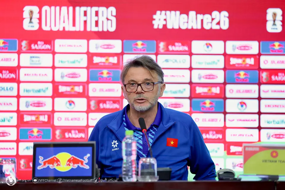 Pelatih Timnas Vietnam, Philippe Troussier berkonsultasi dengan Timnas Jepang untuk meredam lemparan maut bek Timnas Indonesia, Pratama Arhan. Foto: Facebook VFF.