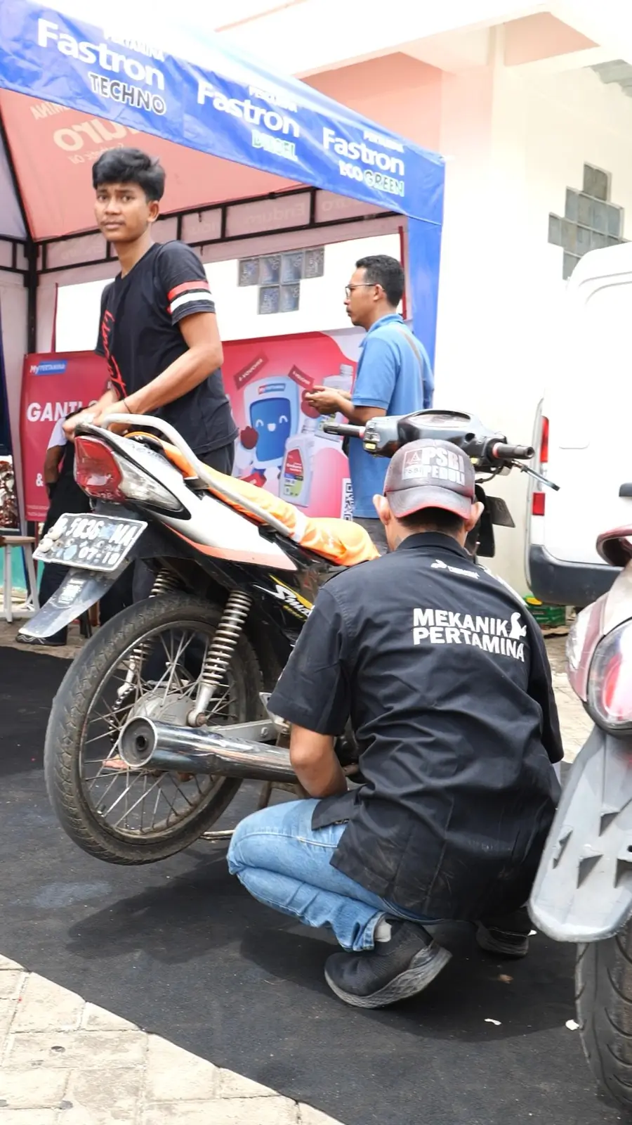 Pertamina mengadakan program ganti oli gratis untuk motor terendam banjir. (Foto: Dok. Pertamina)