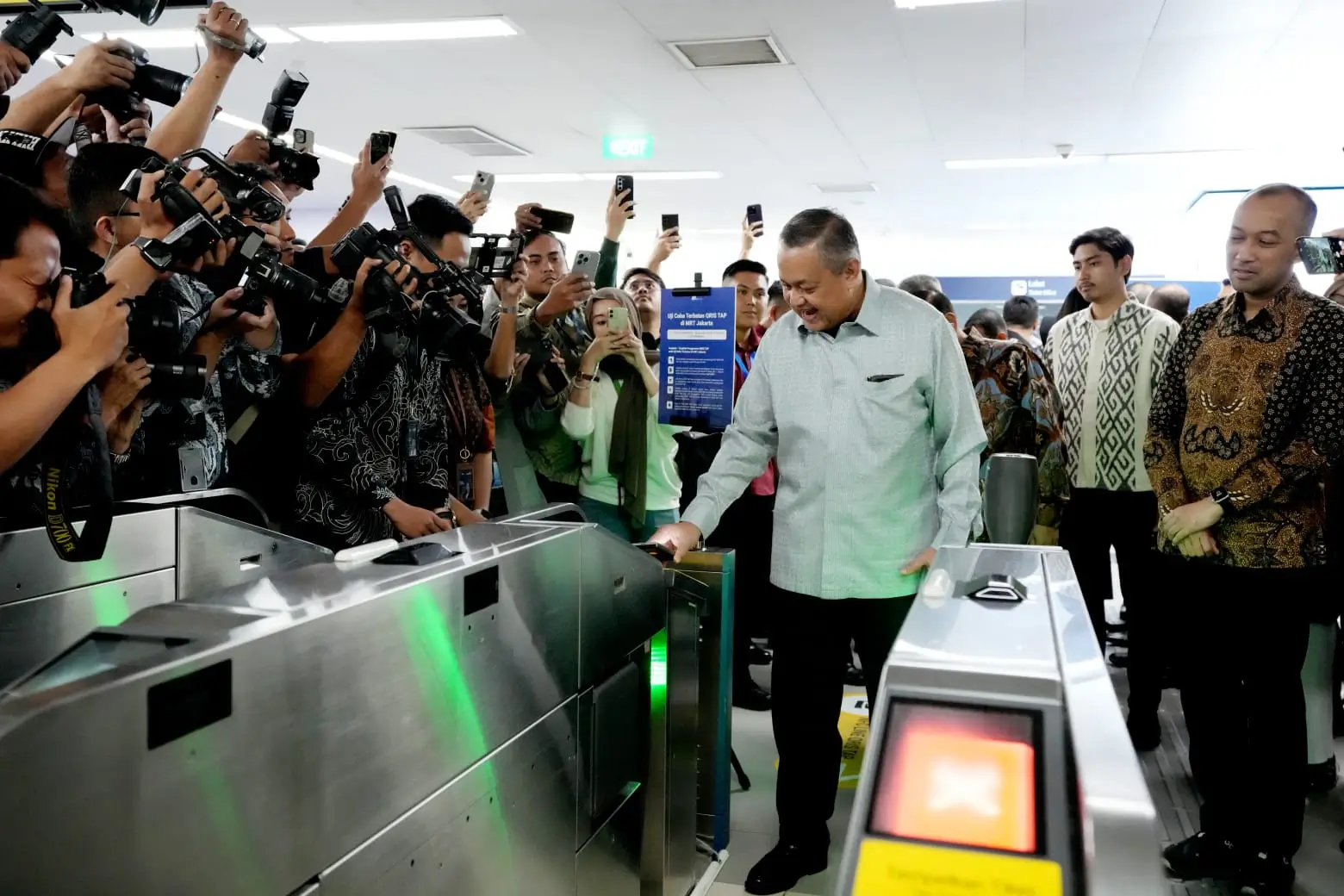 Peluncuran QRIS Tap di Stasiun MRT Bundaran HI, Jumat (14/3). (Foto: bi.go.id)