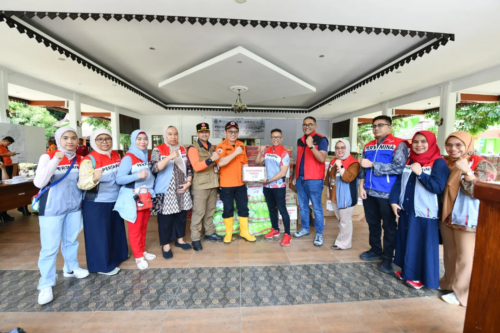 Pertamina Peduli menyerahkan sejumlah bantuan sembako dan peralatan lain kepada Badan Penanggulangan Bencana Daerah (BPBD) di Command Center Pemprov Bekasi, Rabu (5/3). (Foto: Dok. Pertamina)