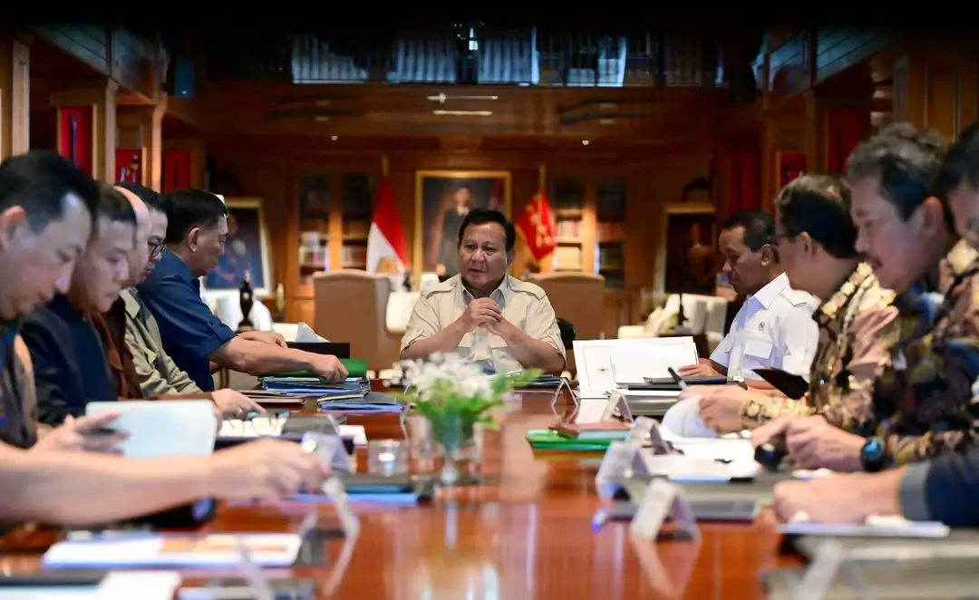 Presiden RI Prabowo Subianto pimpin rapat terbatas (ratas) dengan sejumlah menteri di kediaman pribadinya di Hambalang, Kabupaten Bogor, Jawa Barat pada Minggu (16/03/25). (Foto: Instagram/sekretariat.kabinet)