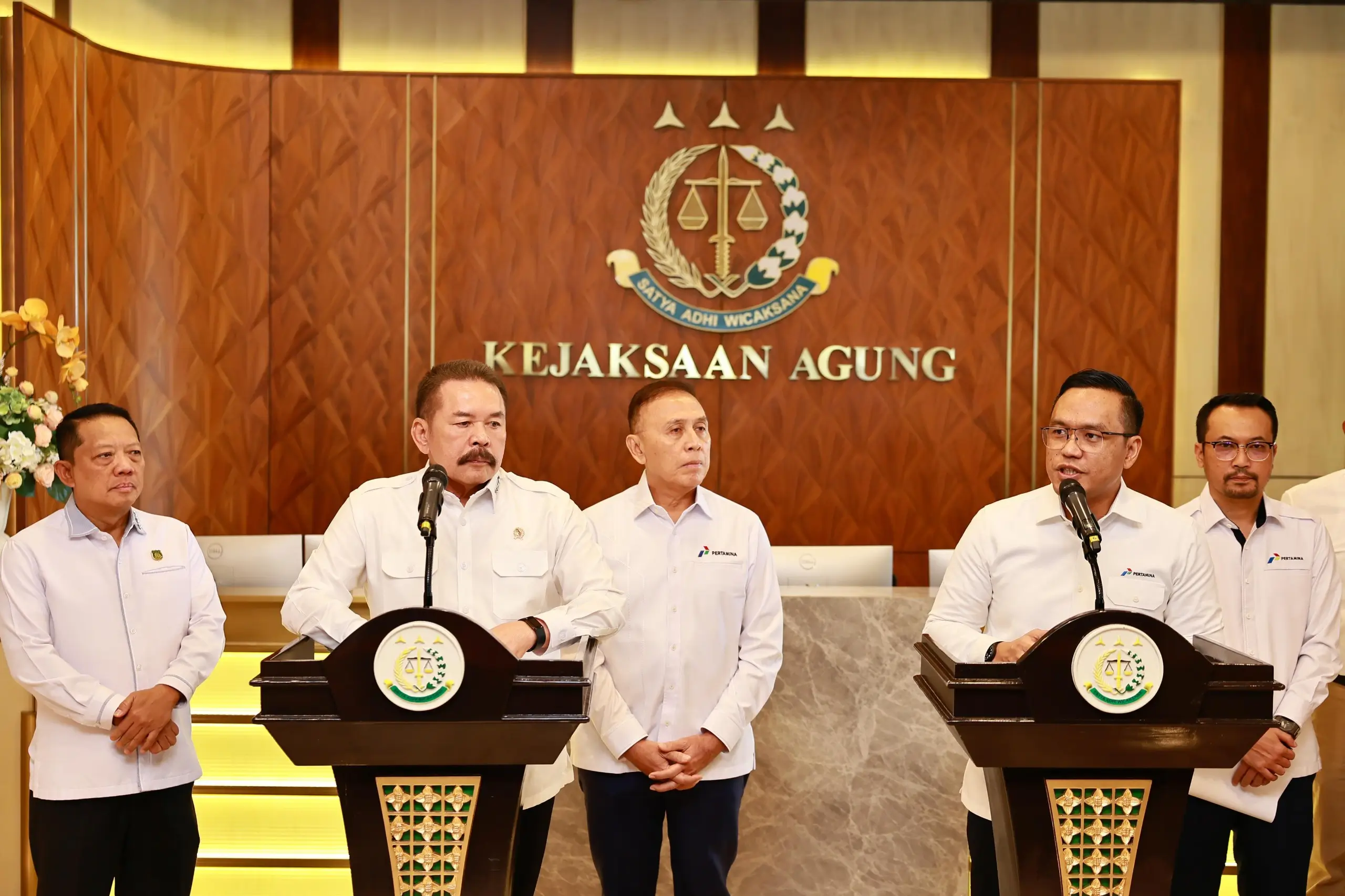 Jaksa Agung ST Burhanuddin dan Direktur Utama PT Pertamina (Persero), Simon Aloysius Mantiri melakukan konferensi pers bersama di Kejagung, Kamis, 6 Maret 2025. (Foto: Dok. Pertamina)