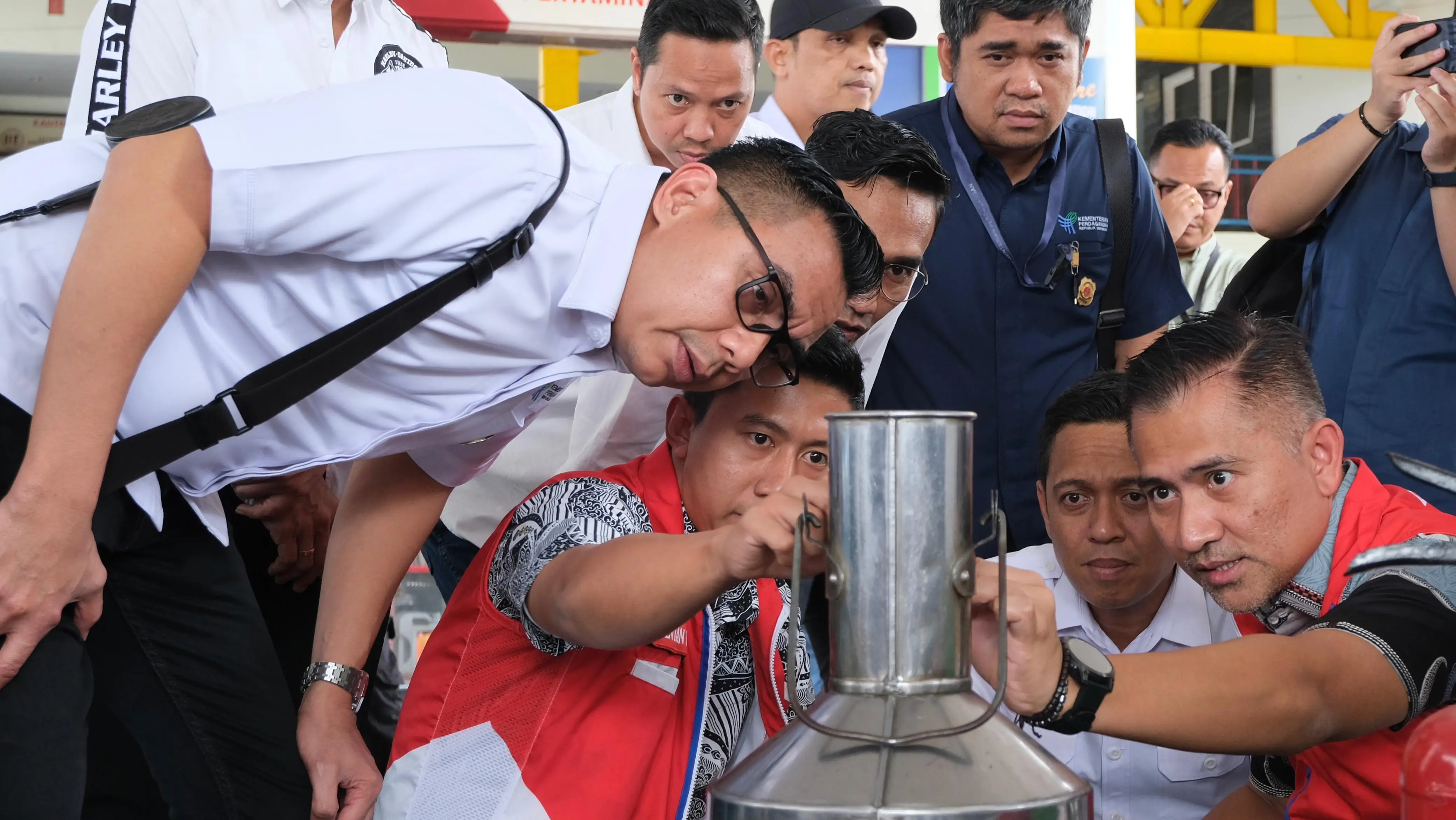 Dirut Pertamina Simon Aloysius Mantiri melakukan inspeksi mendadak (sidak) secara langsung ke sejumlah Stasiun Pengisian Bahan Bakar (SPBU), Rabu 5 Maret 2025. (Foto: Dok. Pertamina)