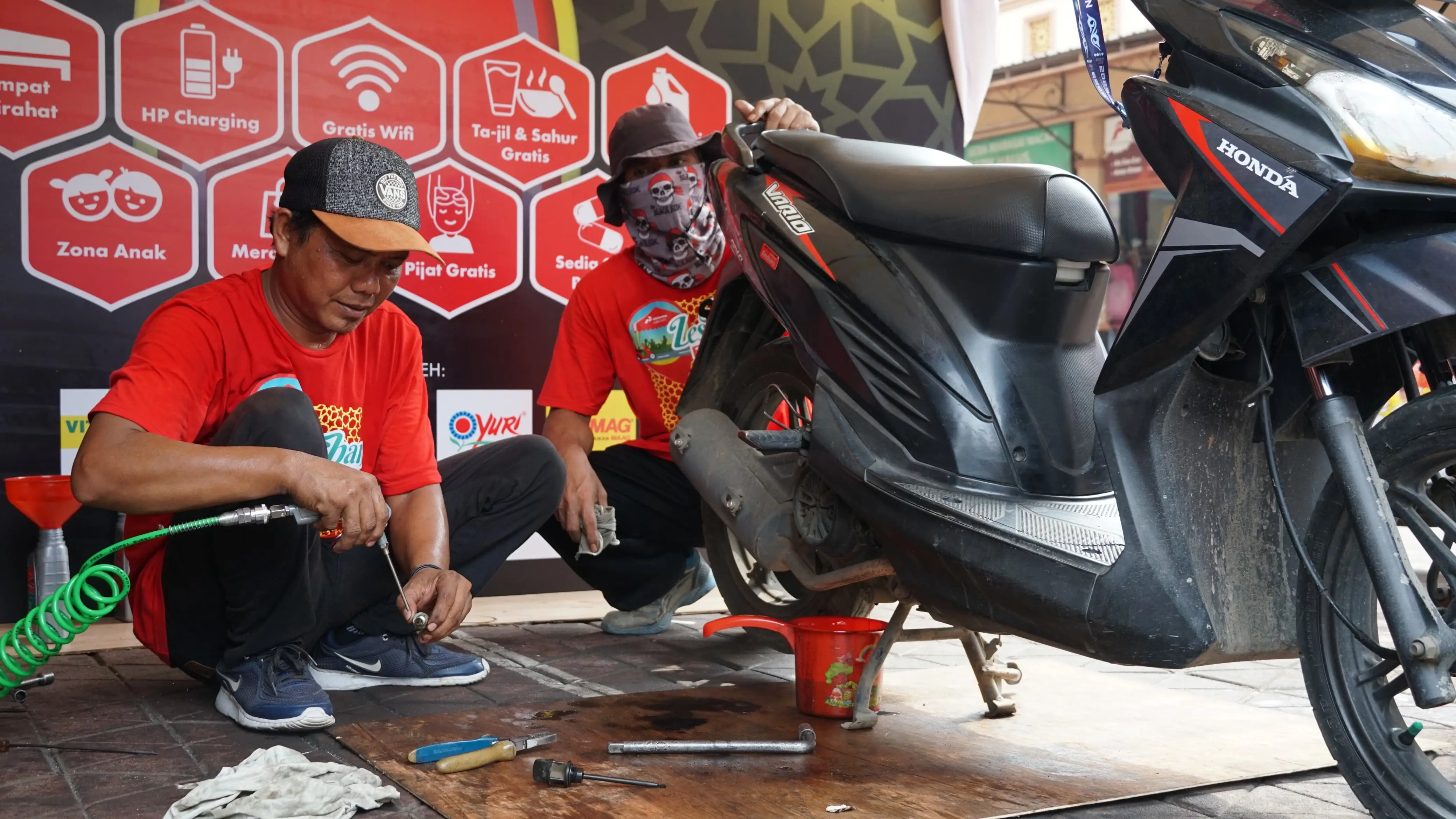 Pemudik bisa ganti oli di Lesehan Enduro. (Foto: Dok. Pertamina Lubricants)