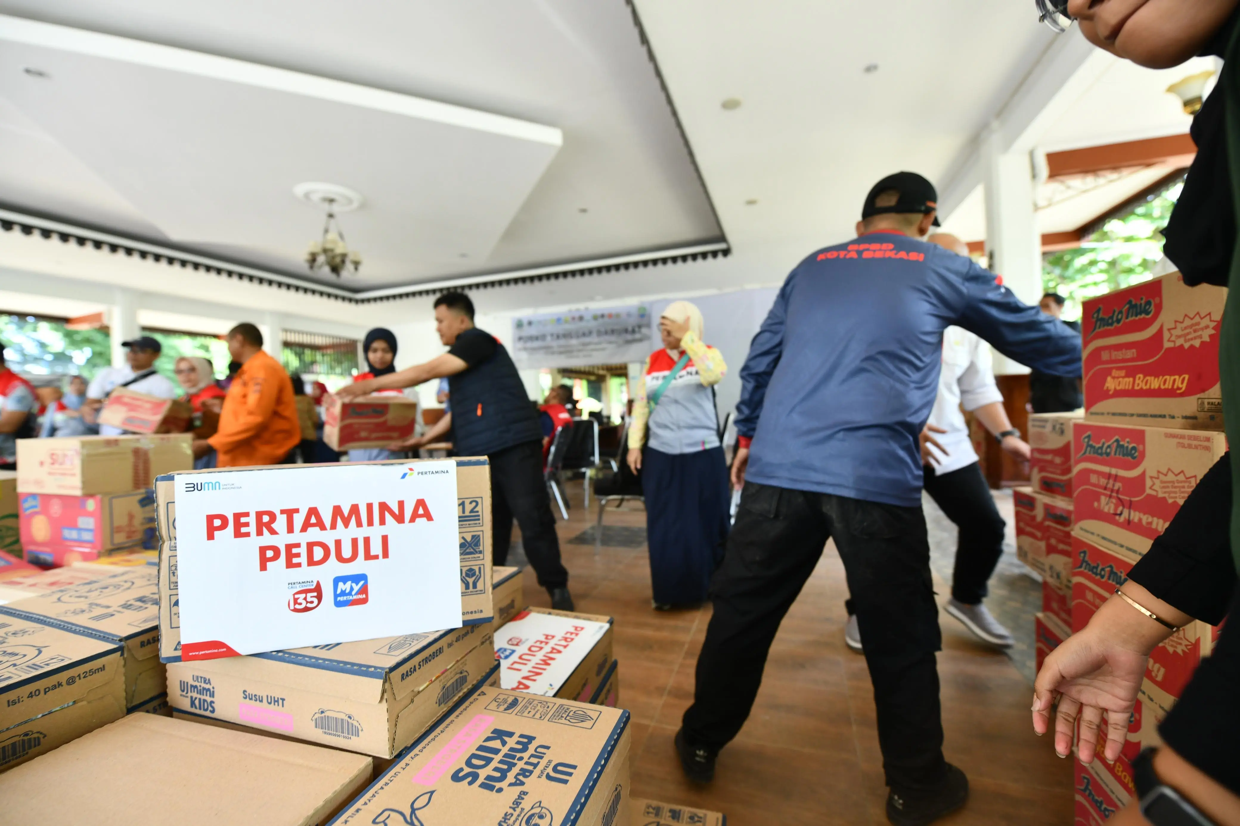 Relawan Pertamina Peduli Bantu Warga Terdampak Banjir Bekasi
