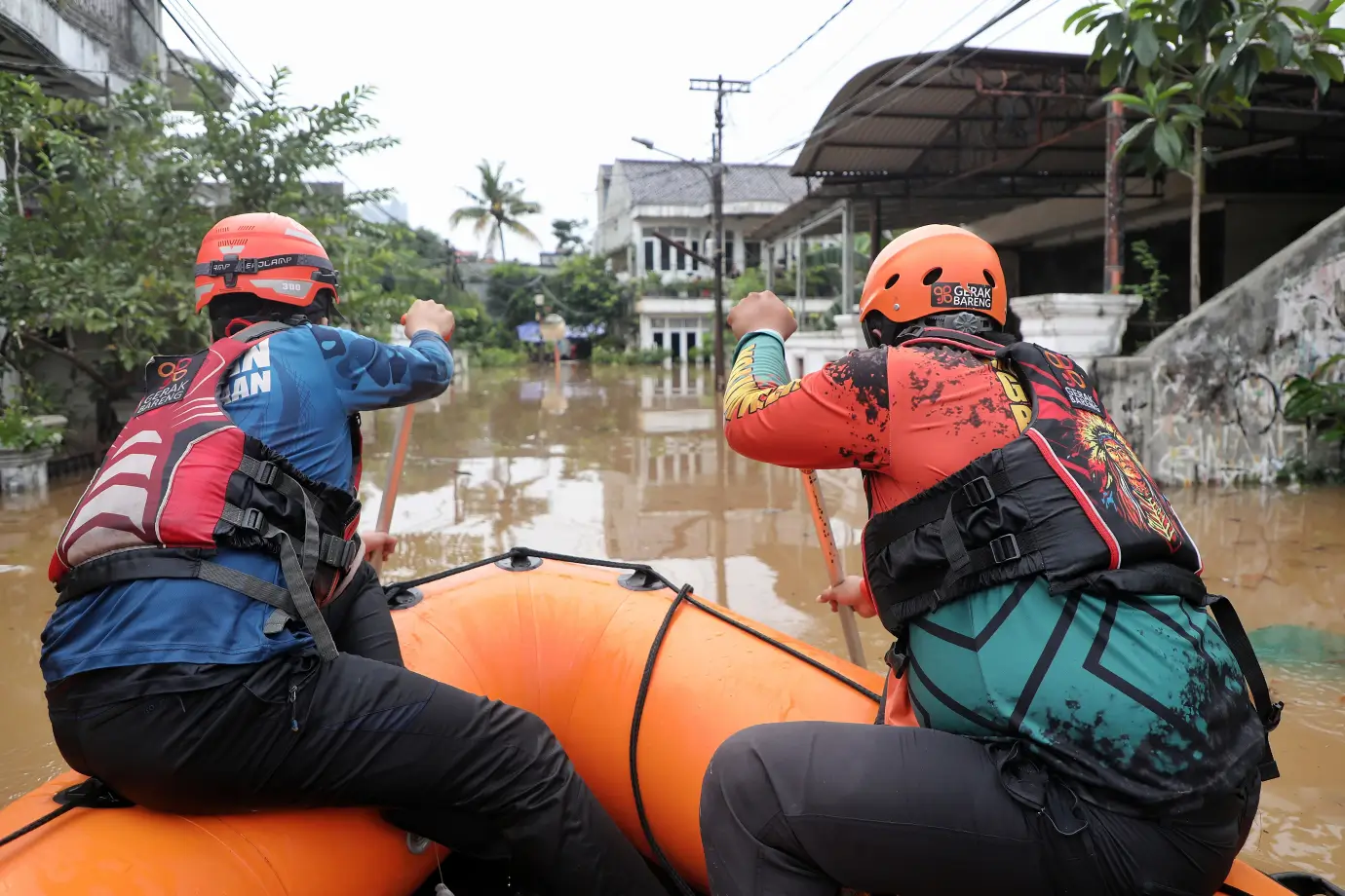 Petugas BPBD DKI sedang menuju rumah warga untuk evakuasi di Jalan IKPN Bintaro, RW 04 Kelurahan Bintaro, Kecamatan Pesanggrahan, Jakarta Selatan, Selasa (4/3) (Foto: beritajakarta.id)