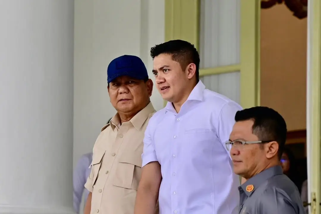 Sekretaris Kabinet (Seskab) Teddy Indra Wijaya (kanan) bersama Presiden RI Prabowo Subianto (kiri). (Foto: Instagram/secretariat.kabinet)