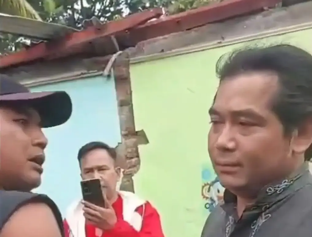 Warga marahi seorang pria yang tidak peduli dengan kondisi istri dan anaknya yang menjadi korban bencana banjir bandang Sukabumi. (Foto: Instagram/infojabodetabekjur24)