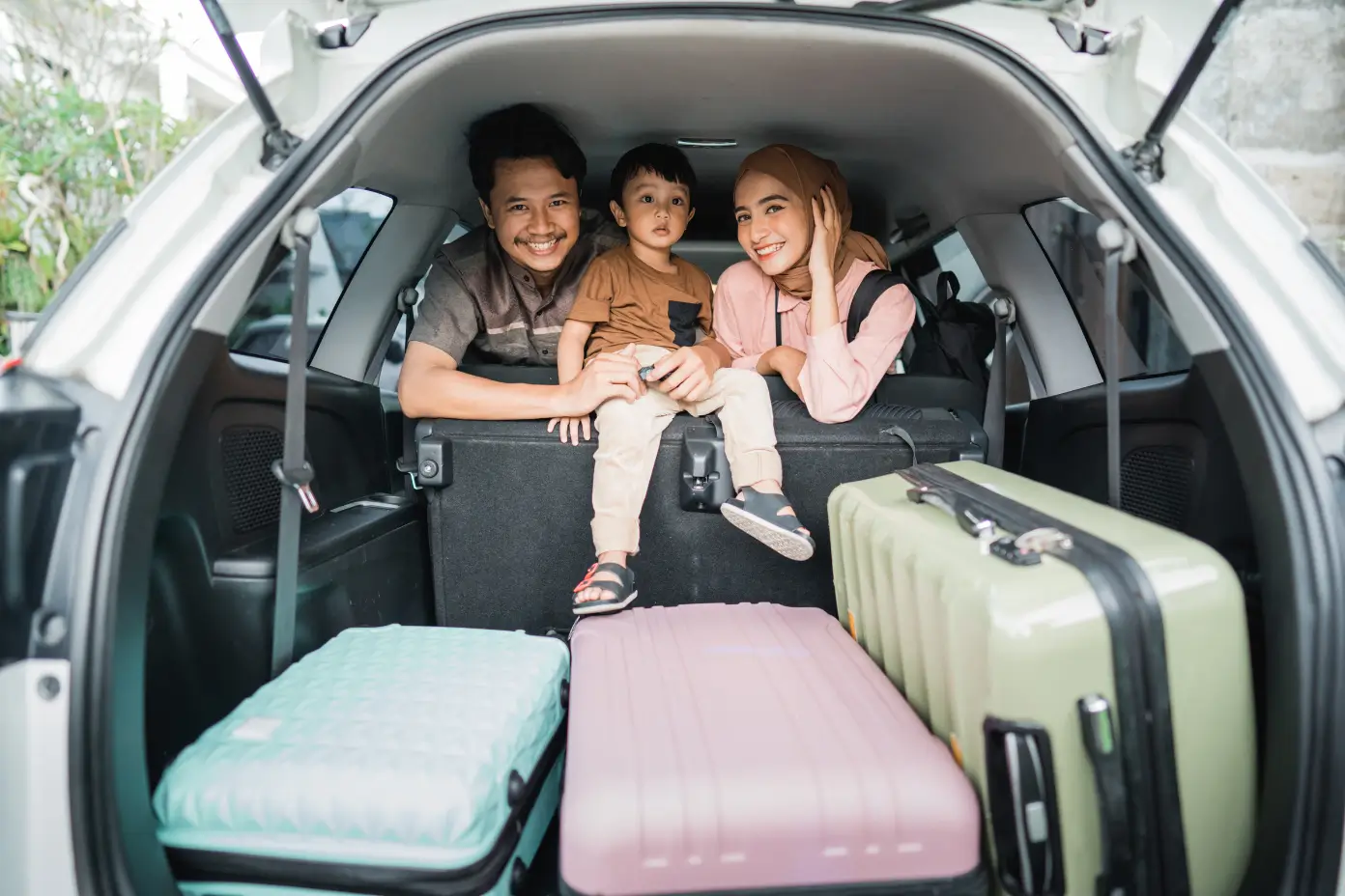 Ilustrasi keluarga mudik dengan mobil. (Foto: Canva Pro/Odua Images)