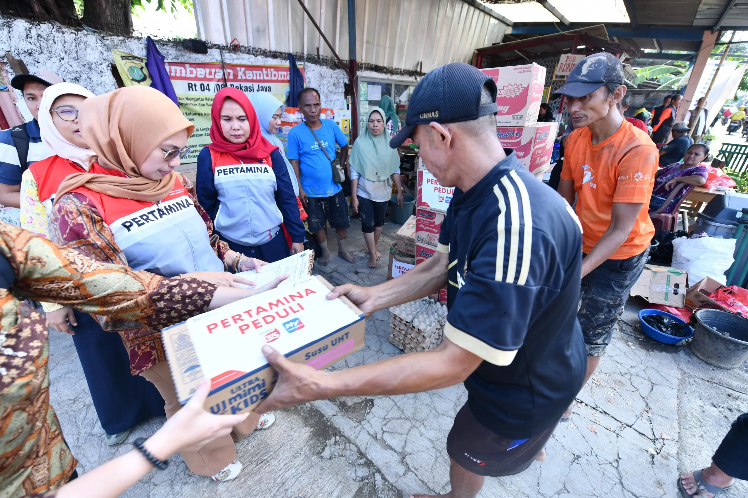 Pertamina Peduli menyalurkan bantuan kepada korban banjir di Bekasi. (Foto: Dok. Pertamina)