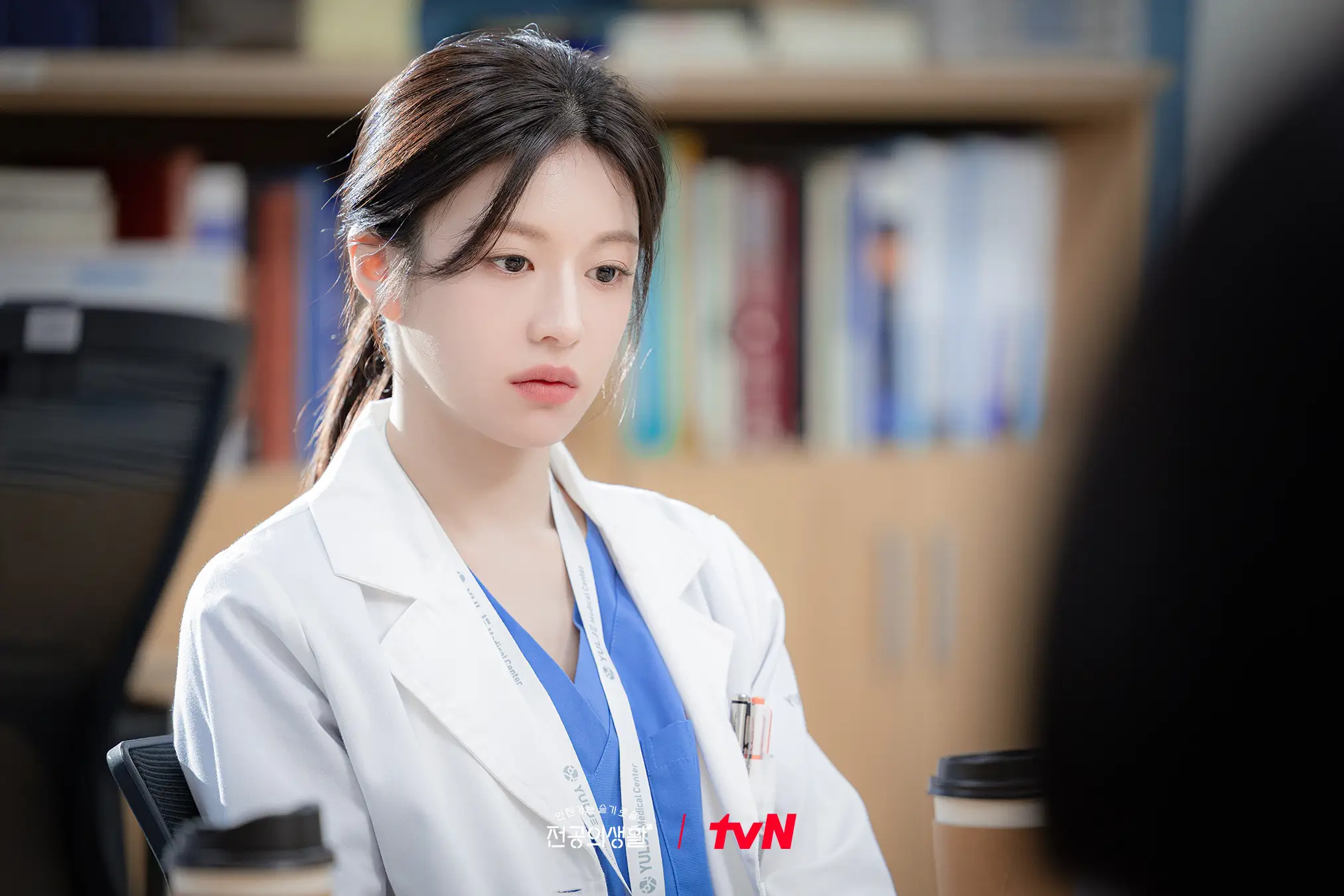 Foto: Go Yoon-jung dalam Drama Resident Playbook (X.com/CJnDrama)